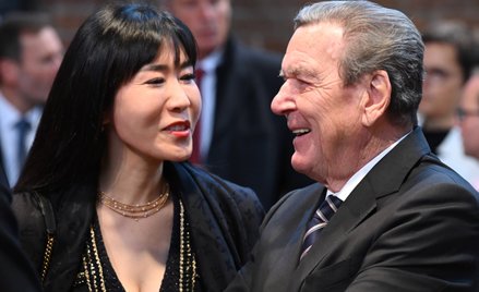 Żona Schroedera na imprezie w rosyjskiej ambasadzie. Straciła pracę