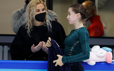 Eteri Tutberidze i jej podopieczna Kamila Walijewa podczas igrzysk olimpijskich w Pekinie