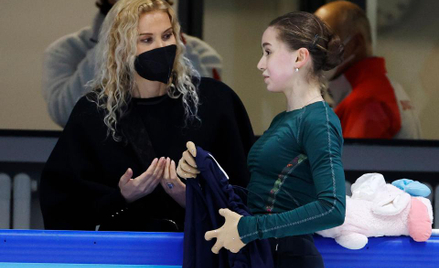 Eteri Tutberidze i jej podopieczna Kamila Walijewa podczas igrzysk olimpijskich w Pekinie