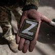 Ukraiński żołnierz pokazuje rosyjską naszywkę wojskową z symbolem „Z” i napisem „Nie porzucamy swoic