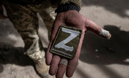 Ukraiński żołnierz pokazuje rosyjską naszywkę wojskową z symbolem „Z” i napisem „Nie porzucamy swoic