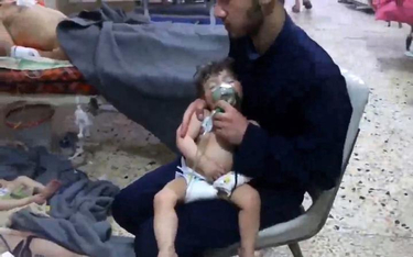 Syryjski wolontariusz próbuje ratować dziecko zatrute gazem w Doumie.
