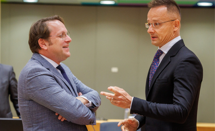 Unijny komisarz ds. rozszerzenia, Węgier Oliver Varhelyi (z lewej) i węgierski minister spraw zagran