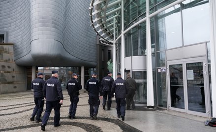 Funkcjonariusze policji przed budynkiem TVP przy ulicy Woronicza