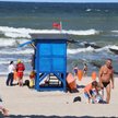 Czerwona flaga powiewa nad plażami głównie z powodu wysokich fal