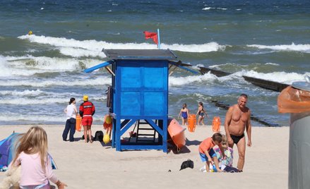 Czerwona flaga powiewa nad plażami głównie z powodu wysokich fal