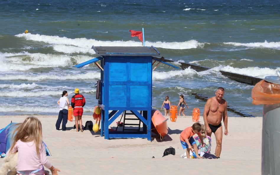 Czerwona flaga powiewa nad plażami głównie z powodu wysokich fal