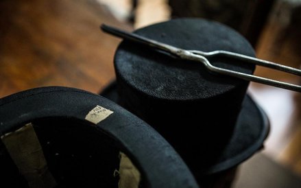 Pisarz słynął z doskonałego gustu i lubił dobrze wyglądać. Ubrania, choć są zakurzone, noszą ślady d