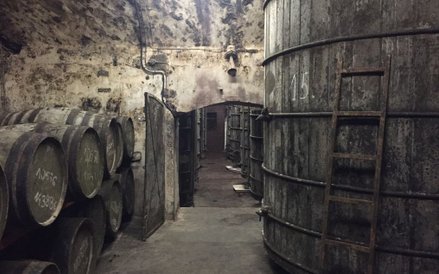 W magazynach Starki najstarsze beczki leżakują od 1947 roku.