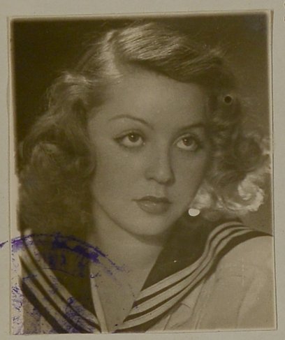 Publikacja skanu pozwala zobaczyć przyszłą ikonę popkultury na progu dorosłości, bez późniejszego wi