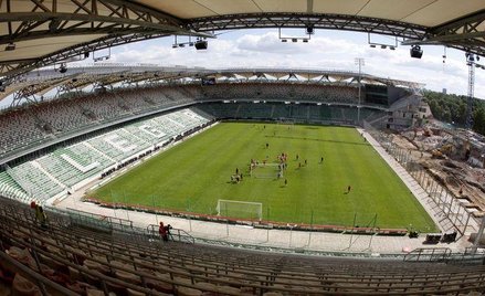 Stadion Legii Warszawa, z prawej niedokończona trybuna