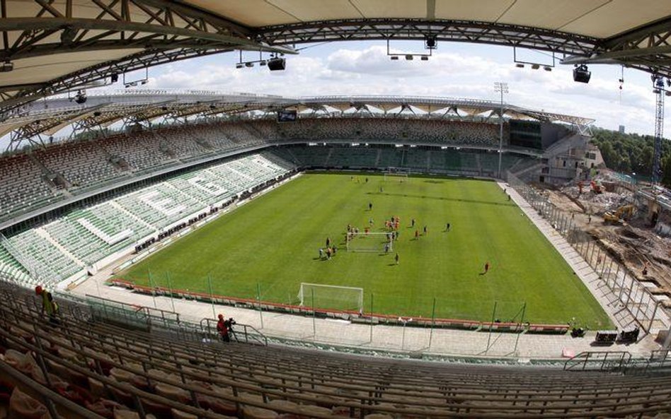 Stadion Legii Warszawa, z prawej niedokończona trybuna