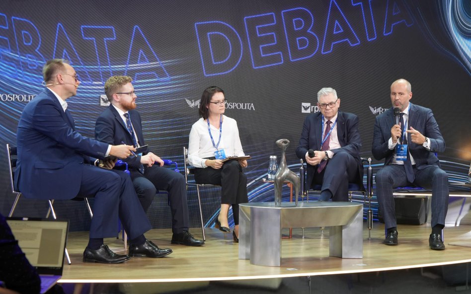 The panellists discussed the future development directions of the telecommunications sector and the 