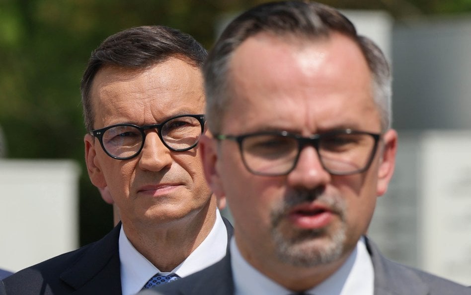 Posłowie Mateusz Morawiecki (L) i Marcin Horała (P)
