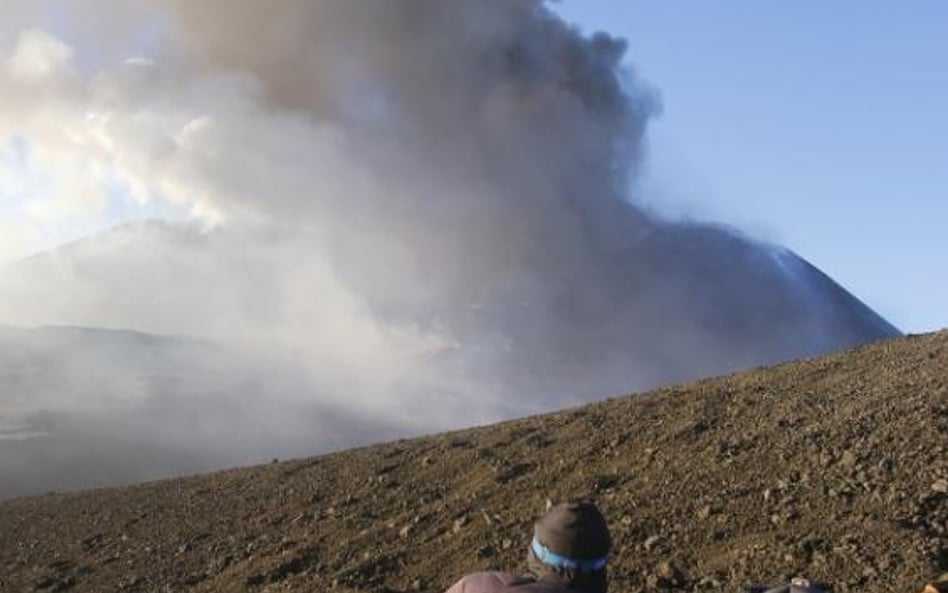 Etna leje lawę, przyciąga turystów i zatrzymuje samoloty