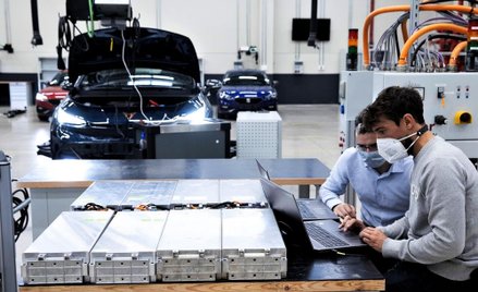 Brak komponentów mocno utrudnił i spowolnił produkcję elektrycznych modeli aut