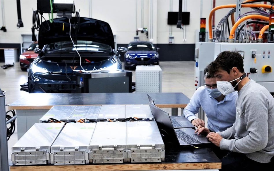 Brak komponentów mocno utrudnił i spowolnił produkcję elektrycznych modeli aut