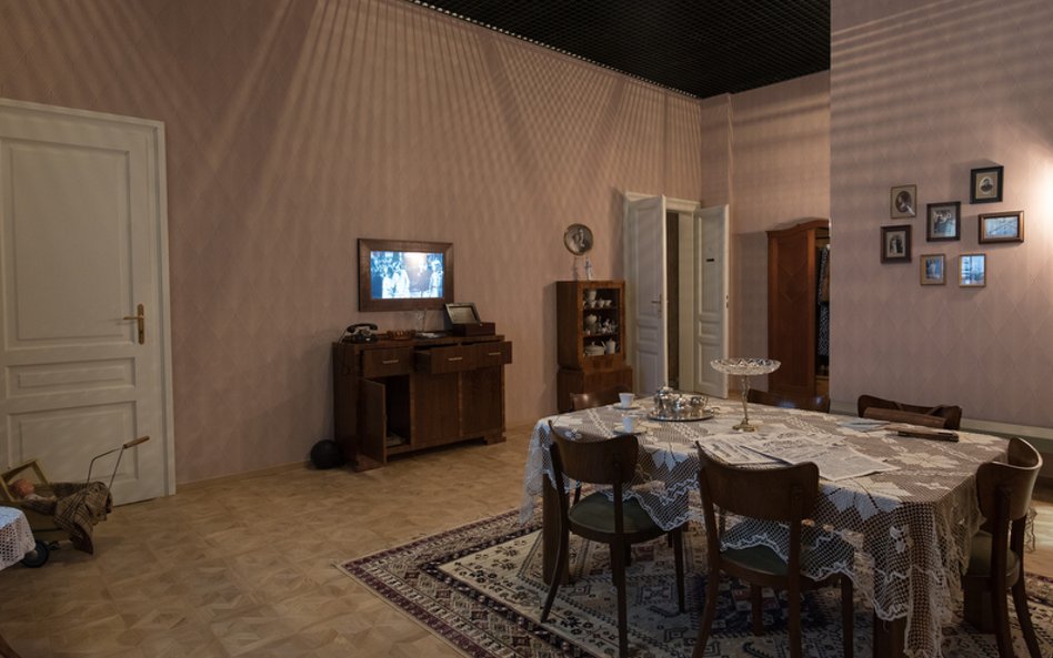 Mieszkanie warszawskiej rodziny, 5 września 1939 r. - część wystawy Muzeum dla dzieci "Podróż w czas