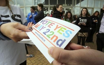 22 maja – Irlandia stała się pierwszym krajem na świecie, gdzie legalizacja małżeństw osób tej samej