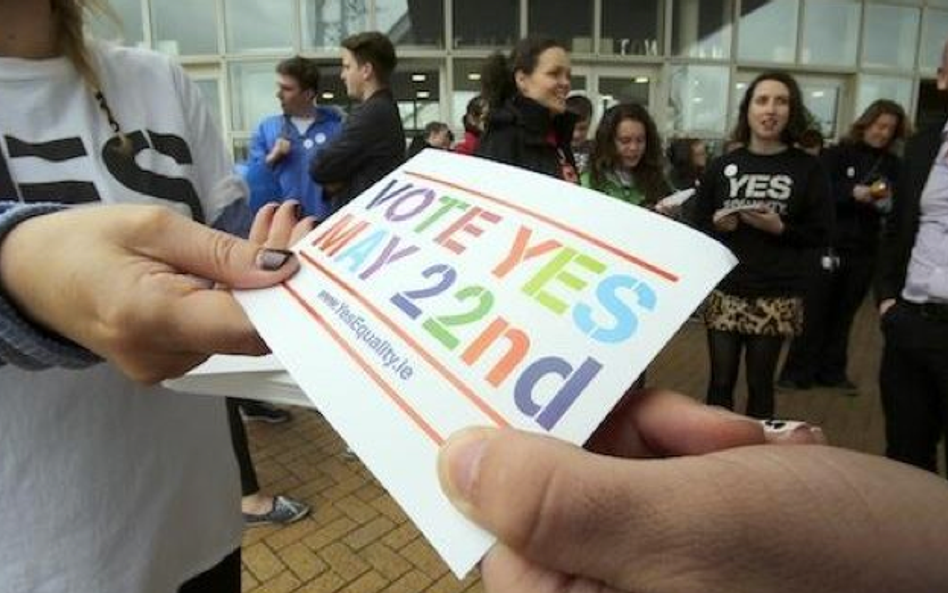 22 maja – Irlandia stała się pierwszym krajem na świecie, gdzie legalizacja małżeństw osób tej samej