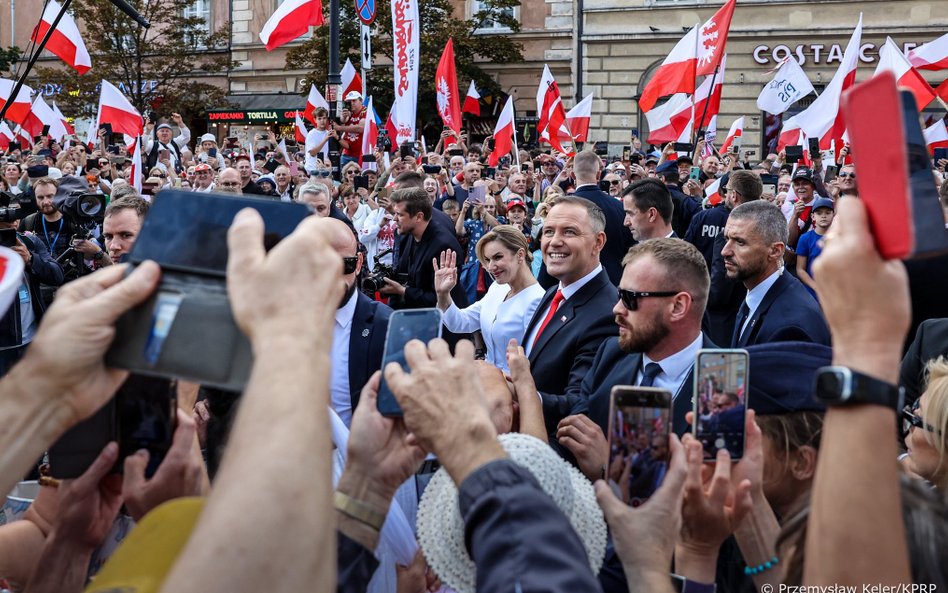 Następnie prezydent wraz z małżonką przeszli do Pałacu Prezydenckiego