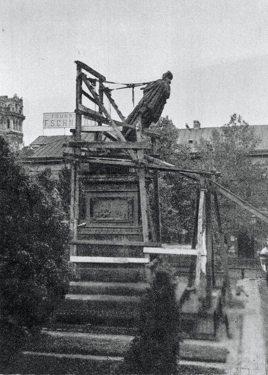 Demontaż pomnika Iwana Paskiewicza w Warszawie, 13 kwietnia 1917 r. Kilka lat później „Paskiewicza” 