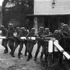 Zdjęcie wykonane przez niemieckiego fotografa Hansa Sönnkego przedstawiające niemieckich żołnierzy i