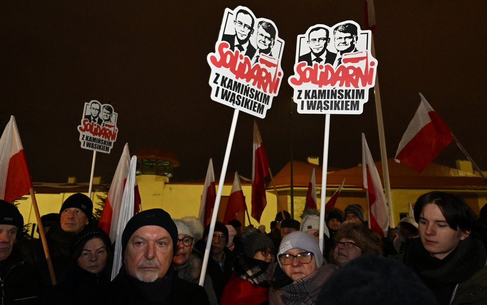 Manifestacja przed Aresztem Śledczym w Radomiu. W placówce przebywa były szef MSWiA Mariusz Kamiński