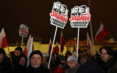 Manifestacja przed Aresztem Śledczym w Radomiu. W placówce przebywa były szef MSWiA Mariusz Kamiński