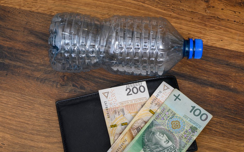 Zgodnie z nowymi zasadami do cen napojów zostanie doliczona kaucja, którą będzie można odzyskać, zwr