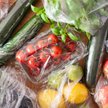 Większość Polaków popiera zakaz pakowania żywności w plastik