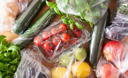 Większość Polaków popiera zakaz pakowania żywności w plastik