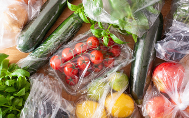 Większość Polaków popiera zakaz pakowania żywności w plastik