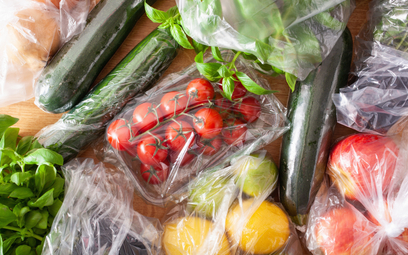 Większość Polaków popiera zakaz pakowania żywności w plastik