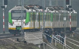 Pociąg Kolei Mazowieckich przy zniszczonym fragmencie torowiska na trasie Dęblin-Warszawa przy stacj