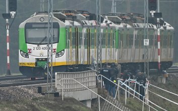 Pociąg Kolei Mazowieckich przy zniszczonym fragmencie torowiska na trasie Dęblin-Warszawa przy stacj