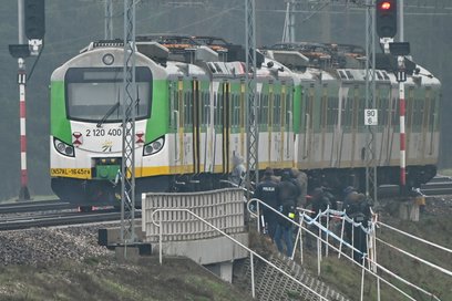 Pociąg Kolei Mazowieckich przy zniszczonym fragmencie torowiska na trasie Dęblin-Warszawa przy stacj