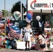 Mieszkańcy Phoenix spontanicznie upamiętniają Charliego Kirka przed siedzibą jego organizacji Turnin
