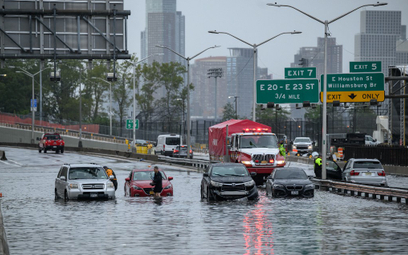 Część Nowego Jorku pod wodą. Sparaliżowane metro i lotniska