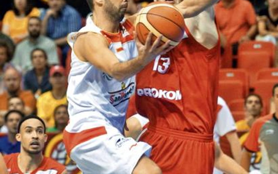 W sierpniu Polacy nieznacznie przegrali z Hiszpanami. Blokuje Marcin Gortat, z tyłu David Logan. Z p