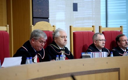 Prezes TK Andrzej Rzepliński (2L) oraz sedziowie TK Piotr Tuleja (2P), Piotr Pszczółkowski (P) i sęd