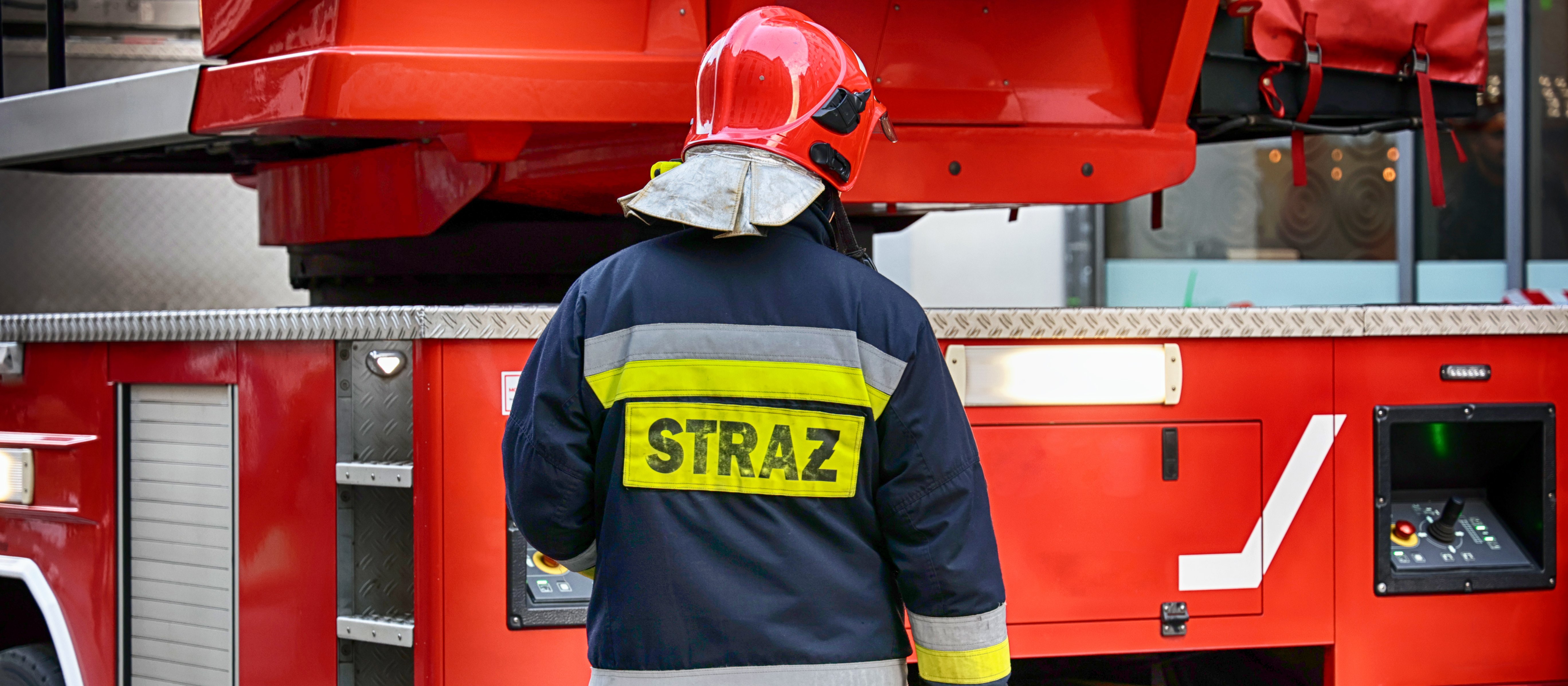 Pożar hali w woj. kujawsko-pomorskim. Trwa akcja gaśnicza