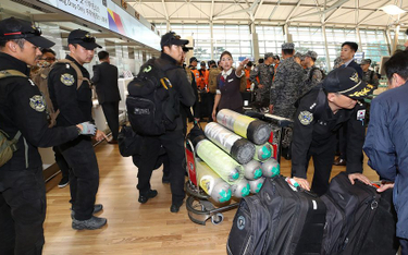 Koreańscy ratownicy w porcie lotniczym Seul-Inczon