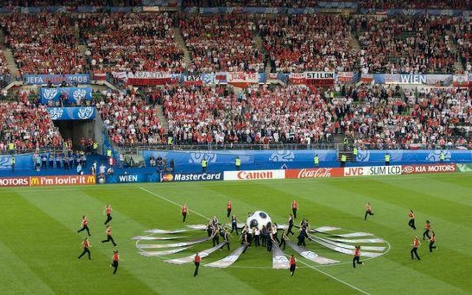 Na trybunach stadionów przybywa biznesowych kibiców