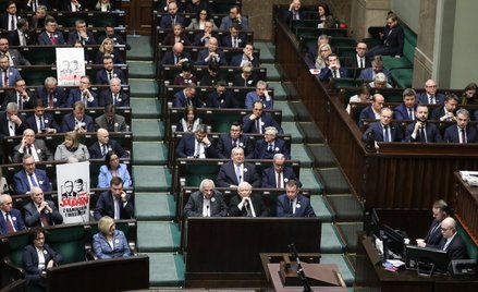"Uwolnić posłów". Politycy PiS utrudniali prowadzenie obrad w Sejmie