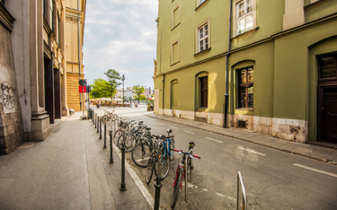 Kraków usuwa stare rowery porzucone w pasie drogowym lub przypięte do stojaków