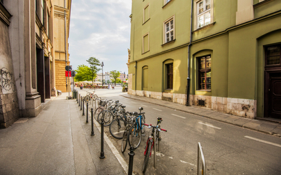 Kraków usuwa stare rowery porzucone w pasie drogowym lub przypięte do stojaków