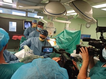 Robot pozwala na dokładniejszą implantację stawu biodrowego wraz użyciem technik miniinwazyjnych