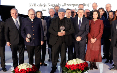 Laureaci tegorocznej edycji Nagrody im. Giedroycia (ze statuetkami) wraz z członkami Kapituły