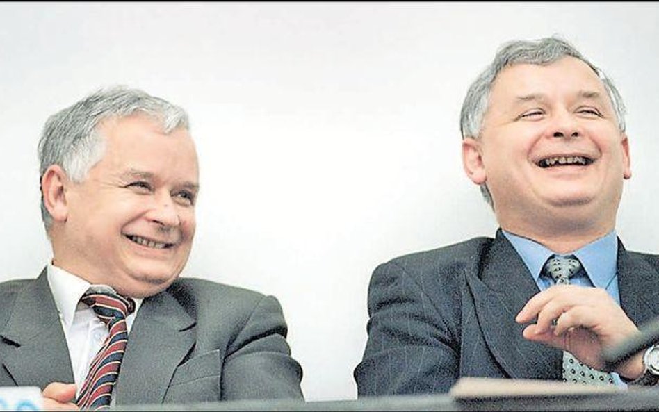 Bracia Kaczyńscy (na zdjęciu w 2002 r.) imienin nie świętowali nigdy. Za hucznymi urodzinami też nie